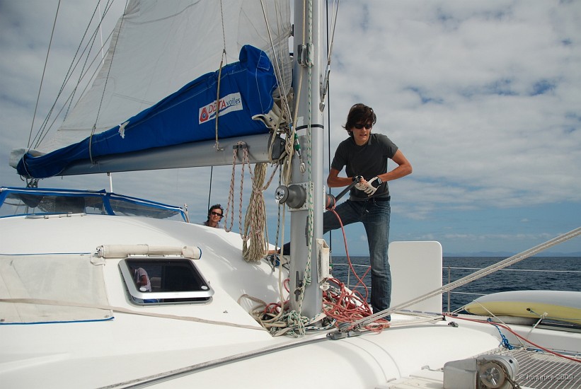 164- Romain hisse la grand-voile.JPG